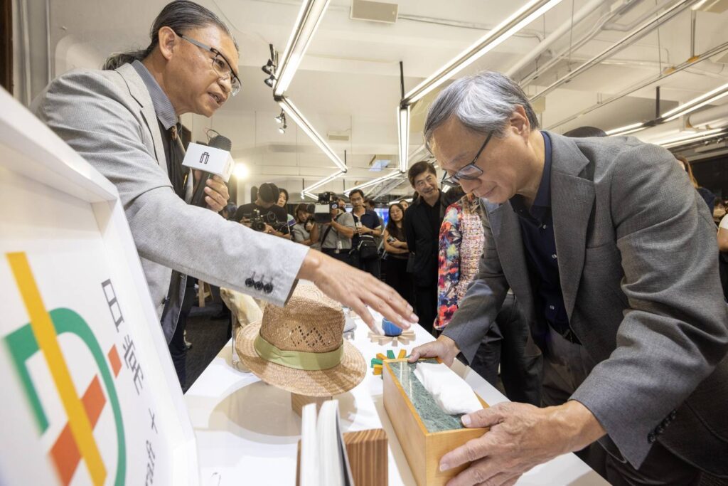 ▲工藝中心主任陳殿禮（左）向文化部長李遠說明展出工藝品的特質與延伸的文化價值。（記者 辛澎祥/攝）