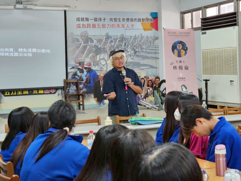 作家林楷倫分享如何將自己魚販的見聞書寫創作出動人的文章。(圖/文化局提供)