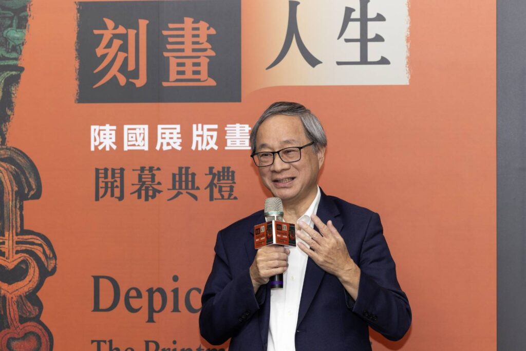 ▲文化部長李遠從史博館推出的主題系列展出之作品中，深感與當年時代歲月相遇的快慰。（圖/文化部 提供）
