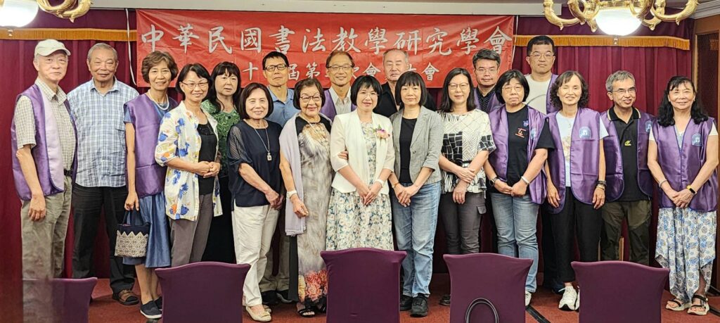 ▲陳泱昭理事長（前排中）與學會理監事及諮詢委員合影留念，難得的畫面讓與有榮焉的情誼在每個人的臉上盡情綻放。（記者 詹佳綺/攝）