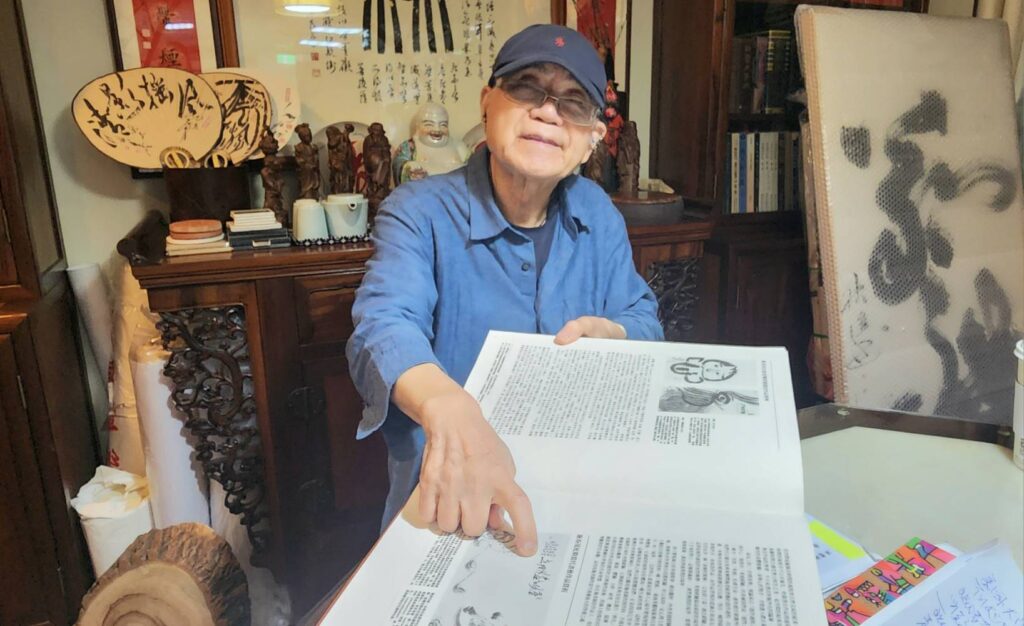 ▲談到之前在國立國父紀念館中山國家畫廊八十個展的書冊記載，施春茂教授如數家珍般的將作品創作年代與背景做了詳細說明，讓人立即融入他的書境之中。（記者 辛澎祥/攝）