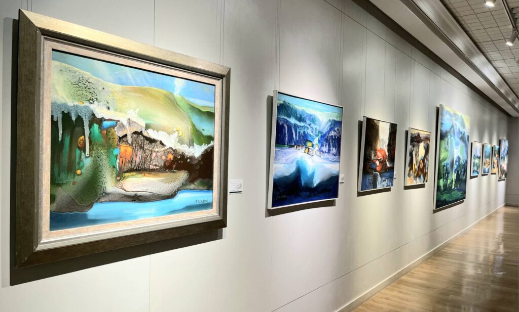 ▲詹阿水的個展作品，在油彩表現出水的流動風情中，看見生命的璀燦風華。（記者 詹佳綺/攝）