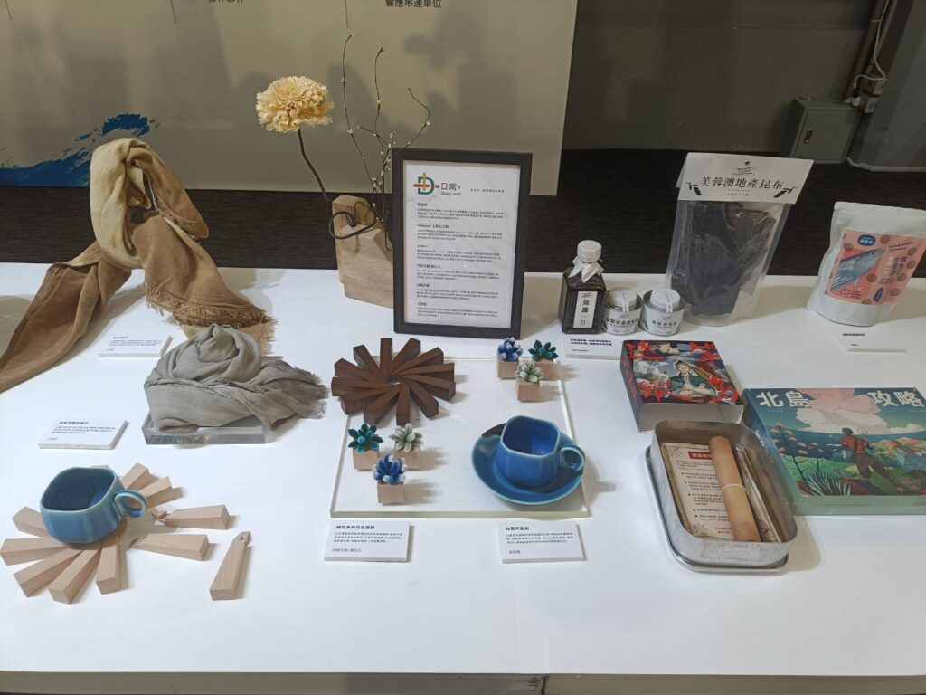▲水的流動所帶來的生態變化，在文創商品上反應出特有的主題質感。（記者 辛澎祥/攝）