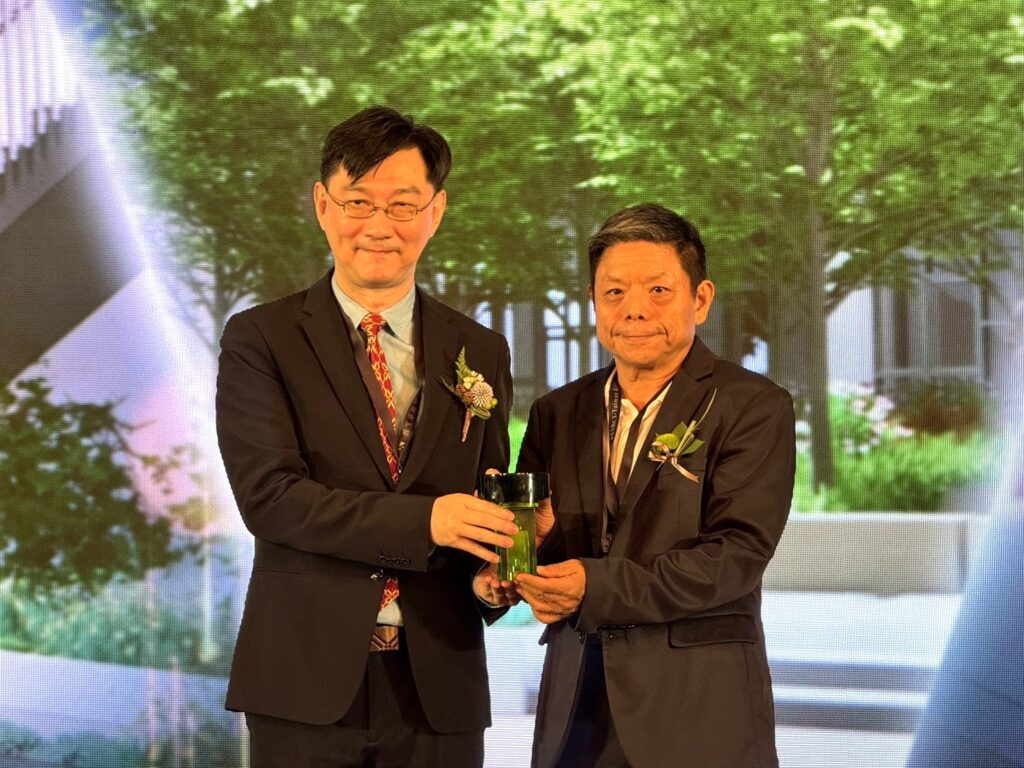 2025國家卓越建設獎」舉行頒獎典禮，文化局副局長施純福(右)代表出席領獎。（圖/文化局提供）