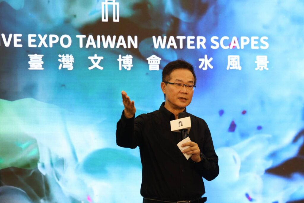▲臺灣文博會總顧問龔卓軍說明文博會以水的元素所呈現的文化內涵。（記者 辛澎祥/攝）