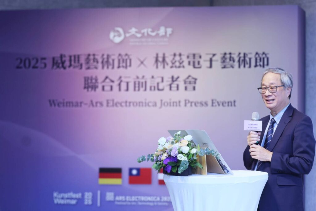 ▲文化部長李遠致詞時表達對雙展的高度肯定與期待。(記者 辛澎祥/攝)
