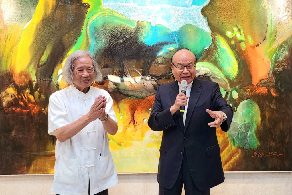 ▲前國立國父紀念館館長現為中華文化藝術總院院長的高崇雲（右）出席開幕式時大力推崇詹阿水的創作風格與創新作品，是全新的代表作風範。（記者 詹佳綺/攝）