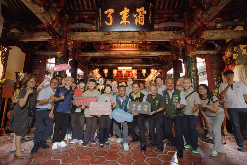 ▲展前臺文館與臺灣省城隍廟舉辦祈福儀式後，相關人員合影留念，場面熱烈。（圖/臺文館 提供）