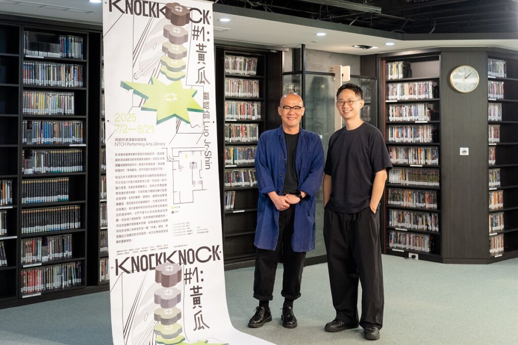 藝術家羅智信創作全新作品《KnockKnock#1_ 黃瓜》，打開人們對圖書館空間與感官經驗的感知。 左為國家兩廳院公共溝通部經理王統生。（圖兩廳院提供）