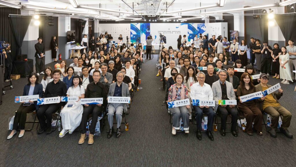 ▲出席臺灣文博會的策展單位與各單位代表，展前開心合影留念。（圖/文化部 提供）