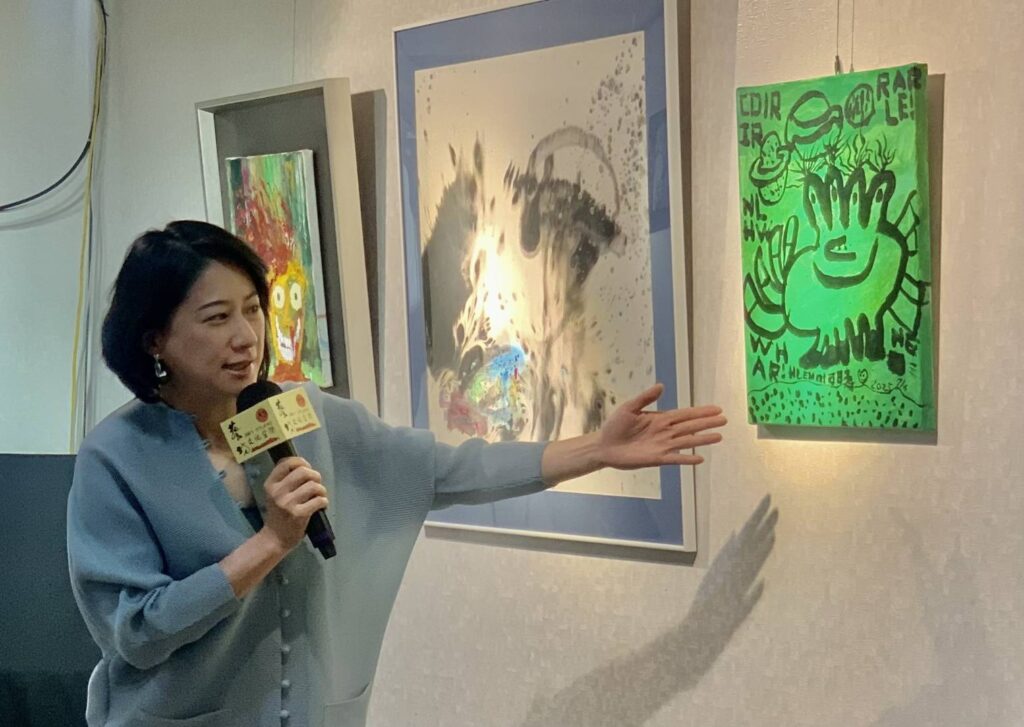 ▲畫廊業者王貞懿總監，說明這次展出作品的特色與風格，完美地追求藝術的意境與氛圍。（記者 辛澎祥/攝）