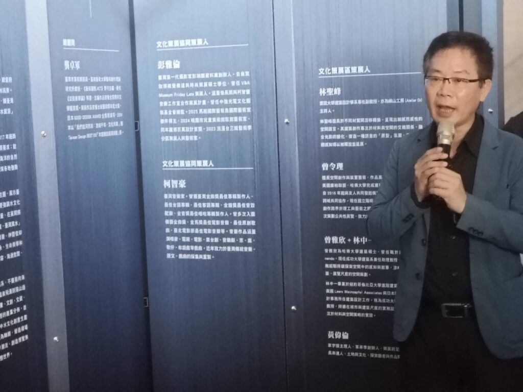 ▲總策畫龔卓軍教授說明「水風景」的策展意涵,對臺灣文博會以水為展覽主軸做了清楚的詮釋。(記者 辛澎祥/攝)