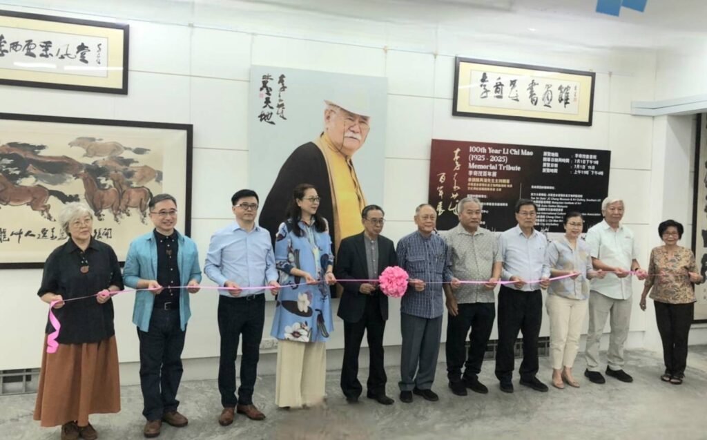 ▲李奇茂百年紀念展於馬來西亞李奇茂書畫館隆重揭幕，臺馬兩地藝術界人士踴躍出席並剪綵合影留念，場面熱烈。（圖/李奇茂書畫館 提供）