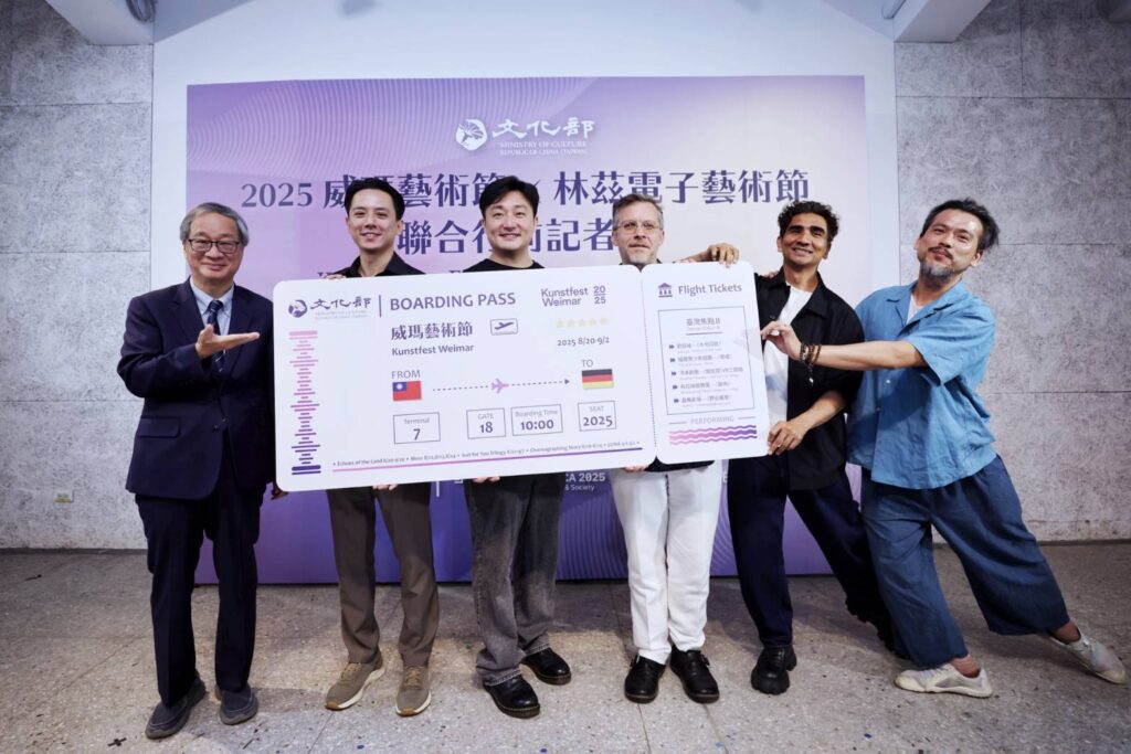 ▲李遠部長(左)與五位劇團代表合影留念。(記者 辛澎祥/攝)