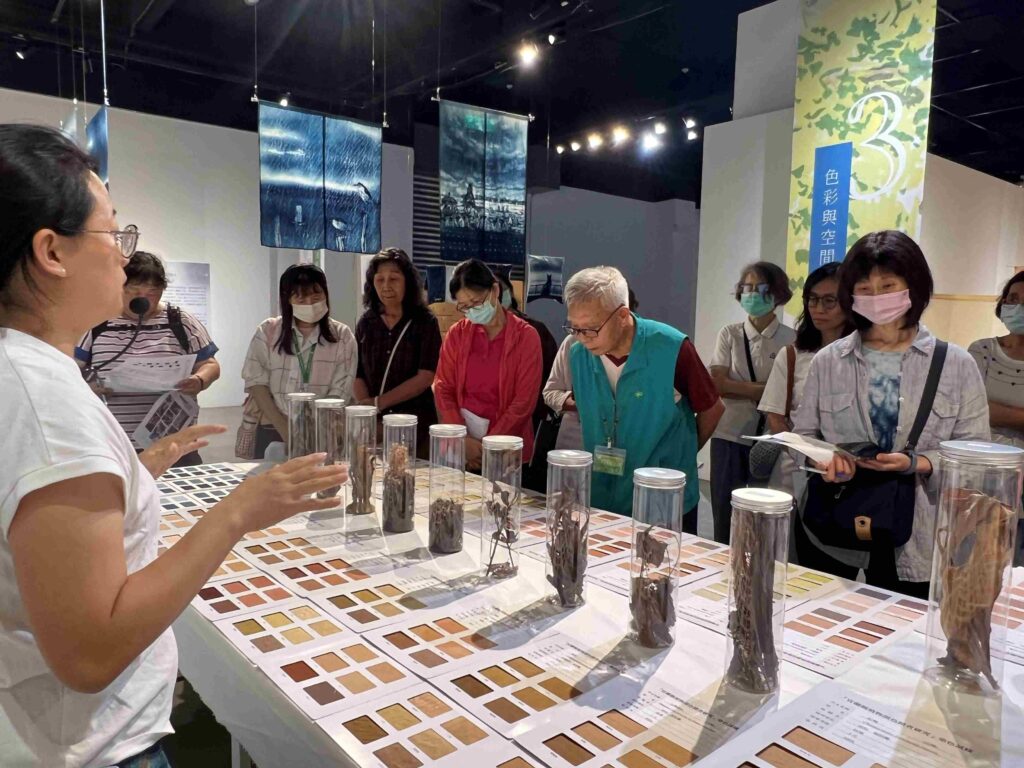 ▲「宜蘭染」團隊走遍12鄉鎮市採集46種植物，完成552片植物染色布樣。（圖/纖博館提供）
