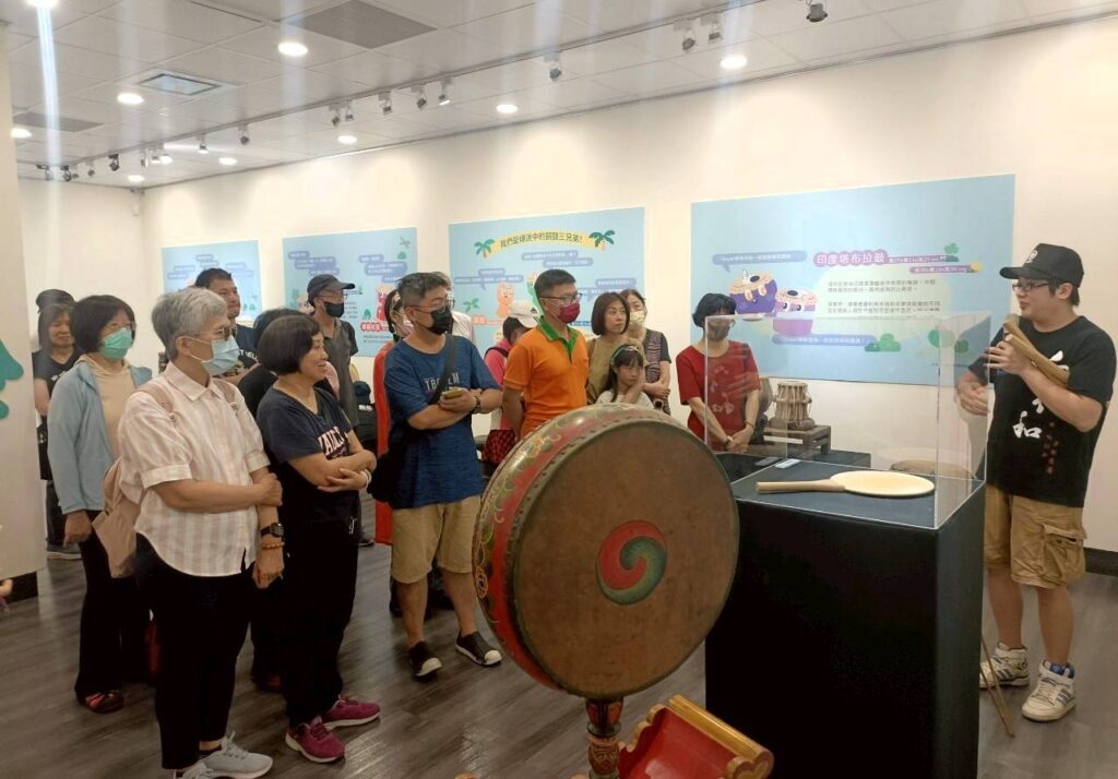 ▲策展單位為來賓進行活動導覽。(圖/新北市文化局 提供)