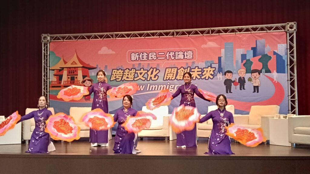 ▲由新住民擔綱節目演出的歌舞,在開幕式上頗為聚焦,備受好評。(圖/賴慕芬 提供)