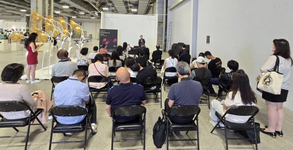 ▲參加藝術論壇的藏家及藝文界人士，踴躍出席這場別開生面且以「後疫情時代藝術品市場變動趨勢」為題的多面向觀點講座，場面相當熱烈。（記者 辛澎祥/攝）