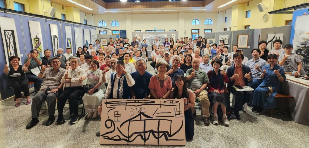 ▲開幕式後，全體貴賓與藝文界人士與林永發、王萍萍及林冠廷以大合照合影，共同見證了一場難得一見的藝術饗宴。（記者 詹佳綺/攝）