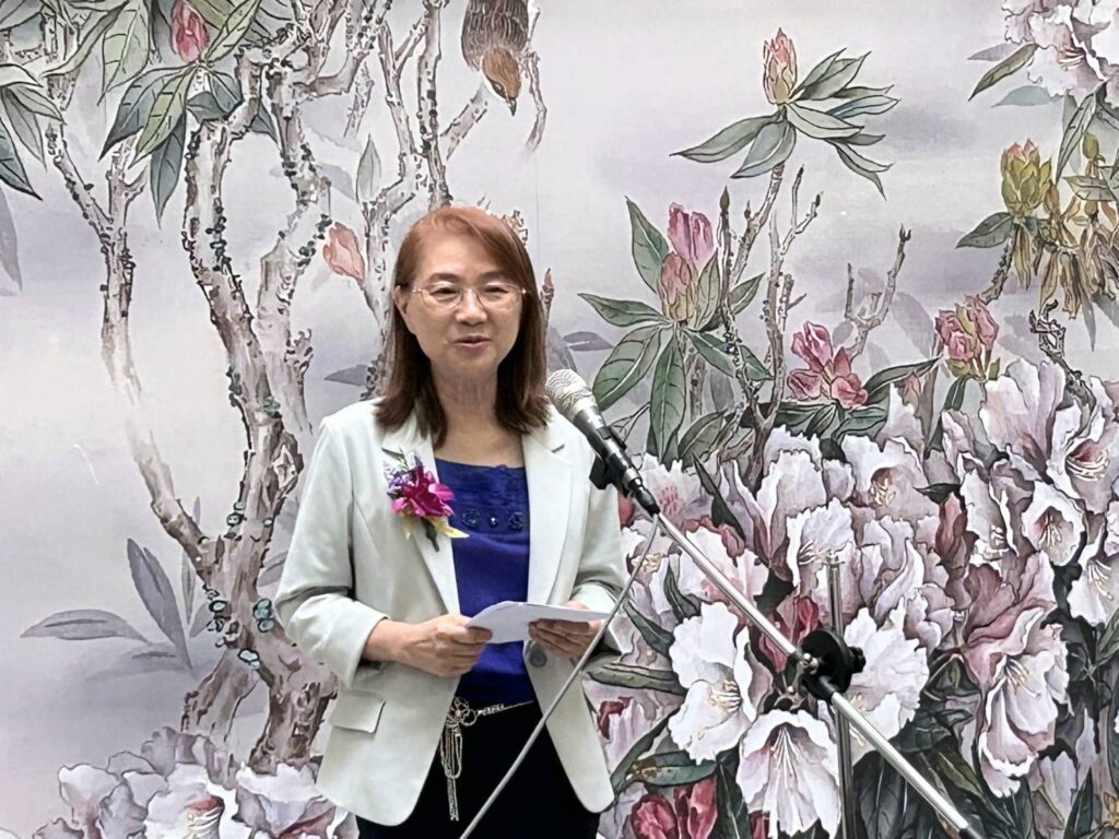 ▲中華書道學會理事長郭彩萍表示,在台北與桃園相繼展出下,將呈現學會會員在地國際化的創作契機,有助於書藝發展與提昇,彌足珍貴。(記者 辛澎祥/攝)