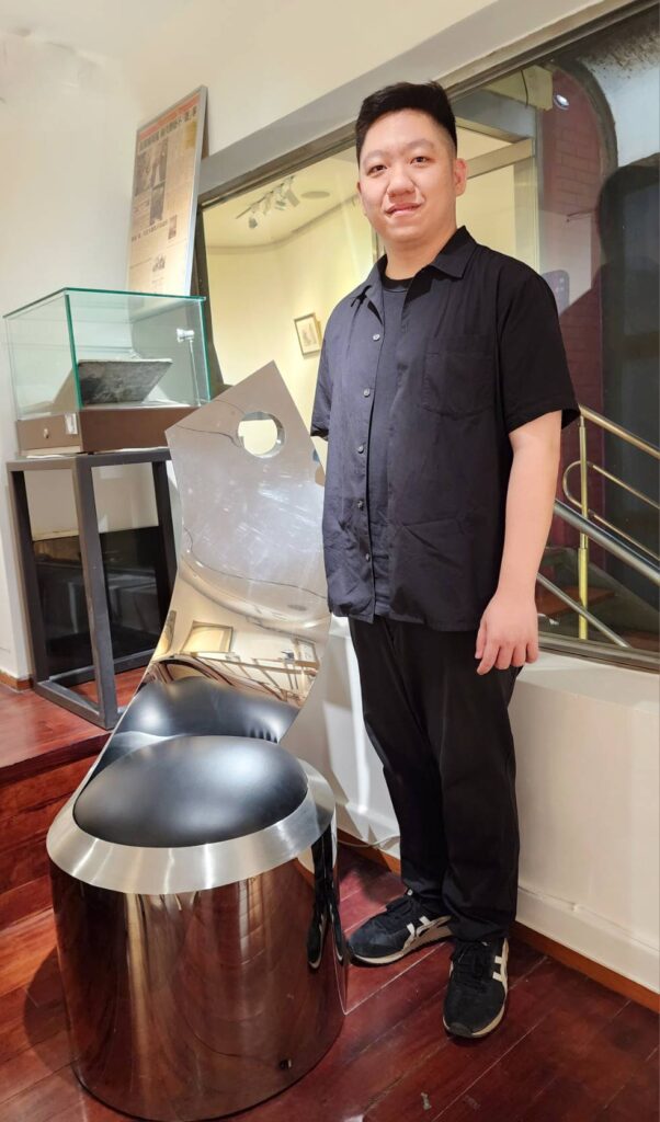 ▲楊英風藝術教育基金會執行董事，也是「豐韻」年度特展的策展人楊駿，對前輩藝術家的藝術傳承與文史推廣，展現盡心盡力的堅持。（記者 辛澎祥/攝）