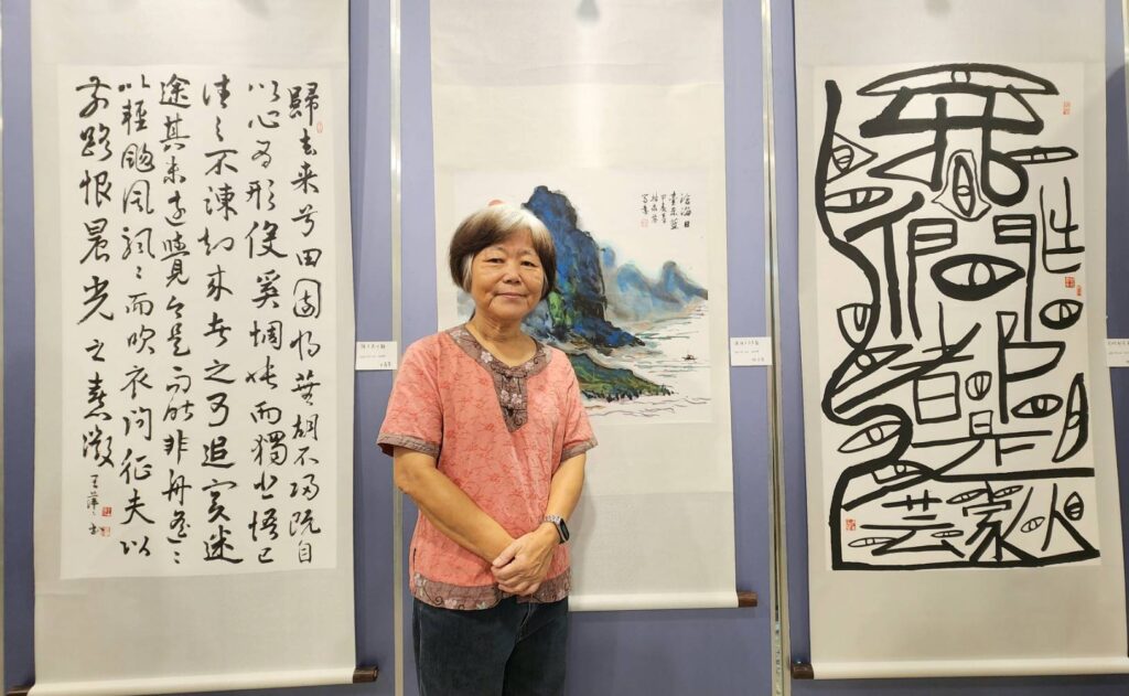 ▲王萍萍老師對這次展覽作品所呈現的深邃內涵，強調是從家庭之愛出發。（記者 詹佳綺/攝）