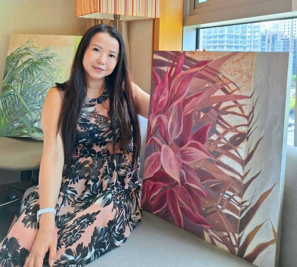 ▲新銳藝術家唐孟秋在她展出創作,細述她作品構成的心境,其藝術性與多元美感讓觀者眼前為之一亮。(記者 詹佳綺/攝)