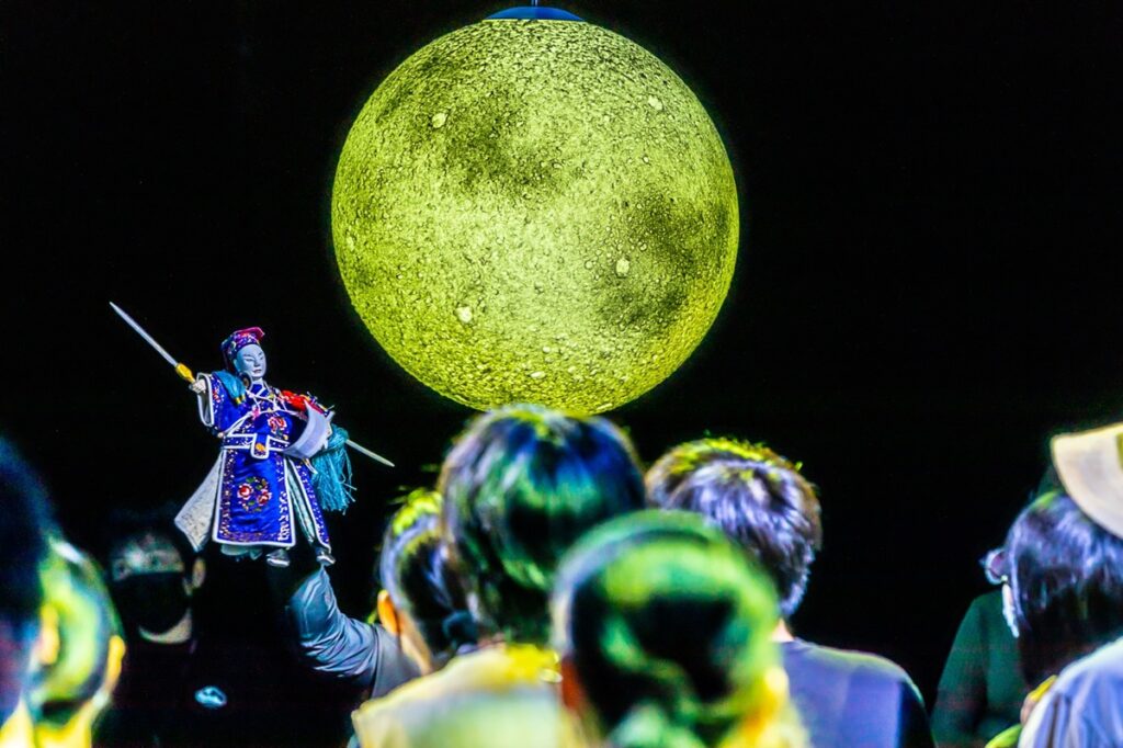 《浪漫劍客葉不凡》融合了戲偶演出、劍俠武打與現場音樂，並打破劇場框架，創造獨特的「遊走式」演出。（臺北表演藝術中心提供）
