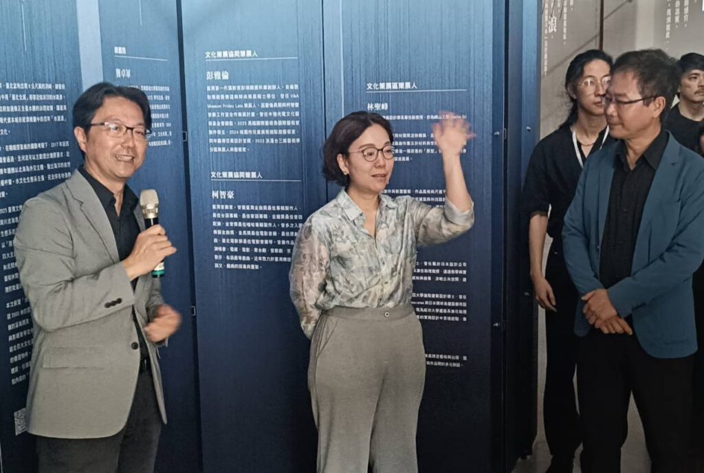 ▲文化部次長王時思(中)與臺灣文博會「水風景」策展團隊提前開箱四個展區的展出內容。(記者 辛澎祥/攝)