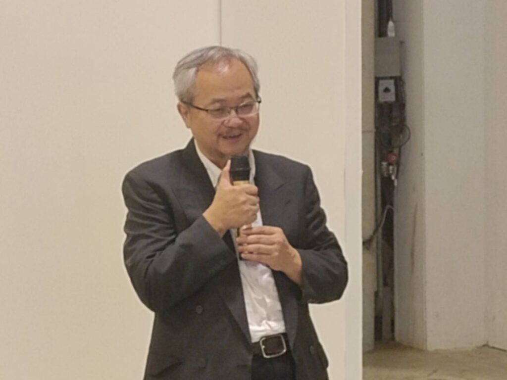 ▲ART FORMOSA國際藝術博覽會總監張學孔,致詞時說明2025年重回花博爭艷館展出的時代意義,期待打造藝術家與畫廊的平台,為更多的藝術界人士提供服務。(記者 辛澎祥/攝)