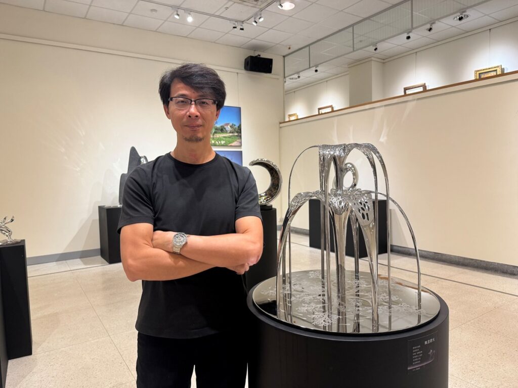 郭國相與作品〈舞漾碧光〉。（圖/文化局提供）