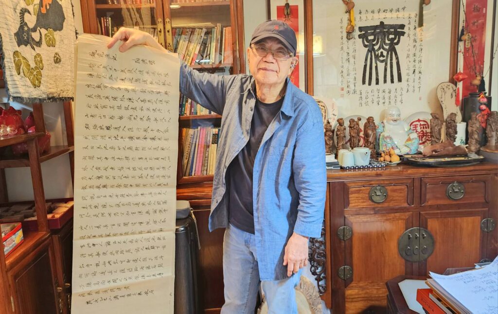 ▲施春茂以行書寫下「桃花源記」書體文，並說明字意間所展現的文化史實，令人印象深刻。（記者 辛澎祥/攝）
