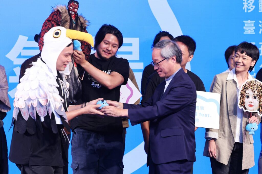 ▲李遠部長（右二）將A-We文創品送給演出單位，場面熱烈。（記者 辛澎祥/攝）