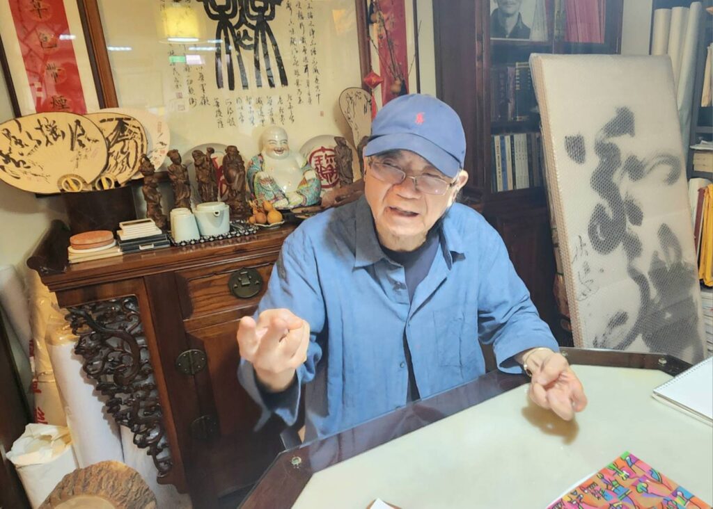 ▲施春茂教授以「我故思我在」的藝術信念，侃侃而談他充滿傳奇的創作歷程。（記者 辛澎祥/攝）