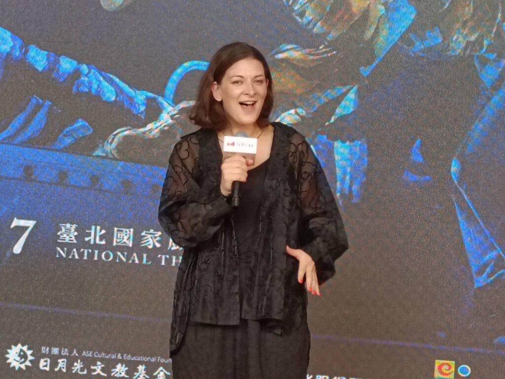 ▲自英隨團來台的導演蓋布莉拉伯德，興奮的說明這趟來臺的旅程所蘊涵的文化與藝術使命與價值。（記者 辛澎祥/攝）