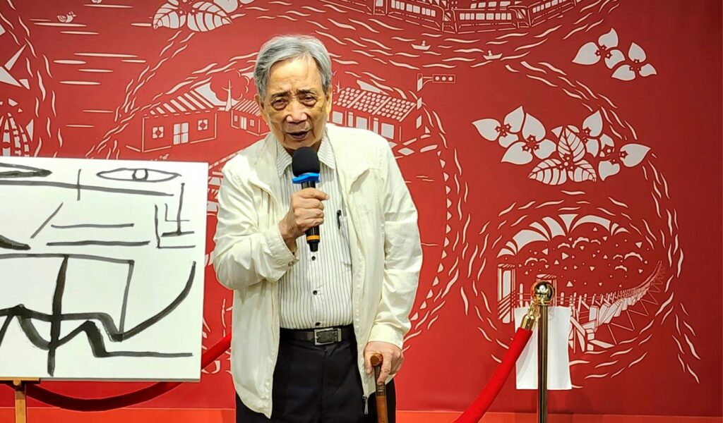 ▲前臺藝大校長黃光男教授致詞時肯定林永發親子聯展的特殊性與藝術性，極具展覽特色。（記者 詹佳綺/攝）