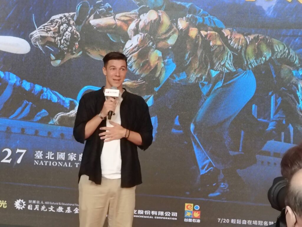 ▲隨團來台偶戲指導湯姆史塔西敘述製作偶戲與表現手法，格外有趣。（記者 辛澎祥/攝）