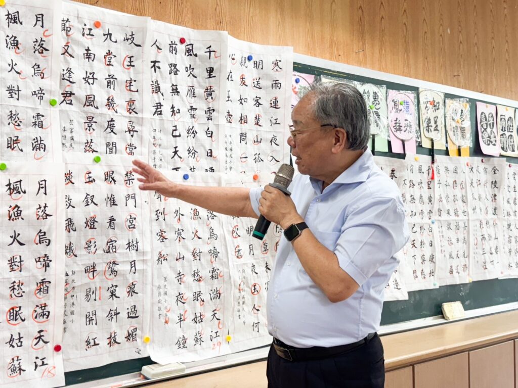 ▲在學童每天研習的e筆書法作品中，張炳煌教授逐一修正作品並傳達正確的e筆書寫技巧。（圖/張炳煌 提供）