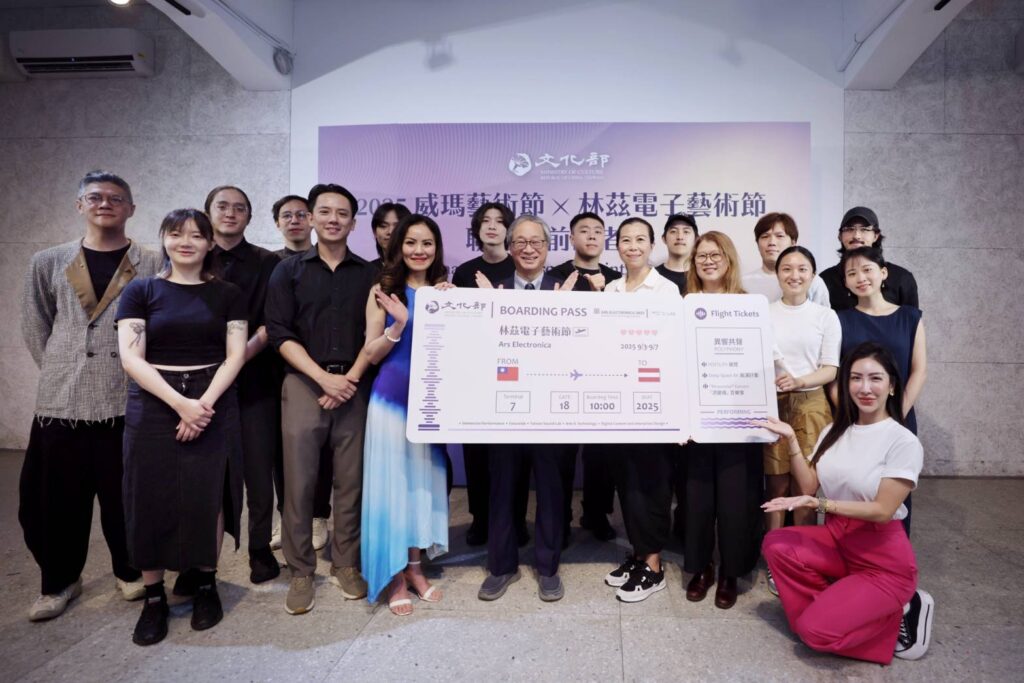 ▲李遠部長贊助臺灣表演團體前往德國與奧地利演出,並將放大支票與代表合影,場面熱烈。(記者 辛澎祥/攝)