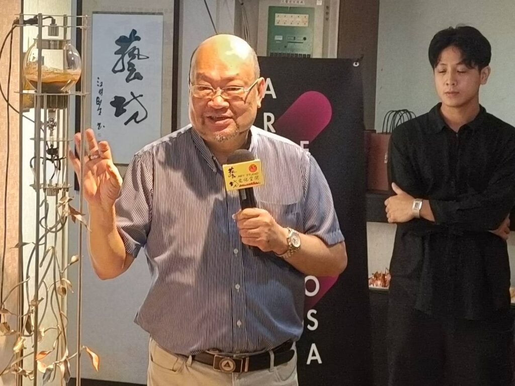 ▲藝術活動策畫人許文智說明展出作品的特性與藝術涵養，展現當代藝術的美學與質感。（記者 辛澎祥/攝）