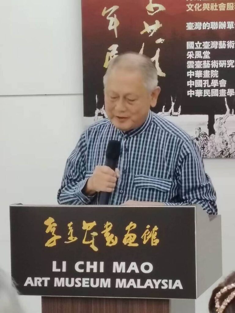 ▲李奇茂書畫館創辦人沈哲初，在李奇茂百年紀念展開幕式上說明此展的正面與特殊意義，為華人水墨畫世界開啟新的一頁。（圖/李奇茂書畫館 提供）