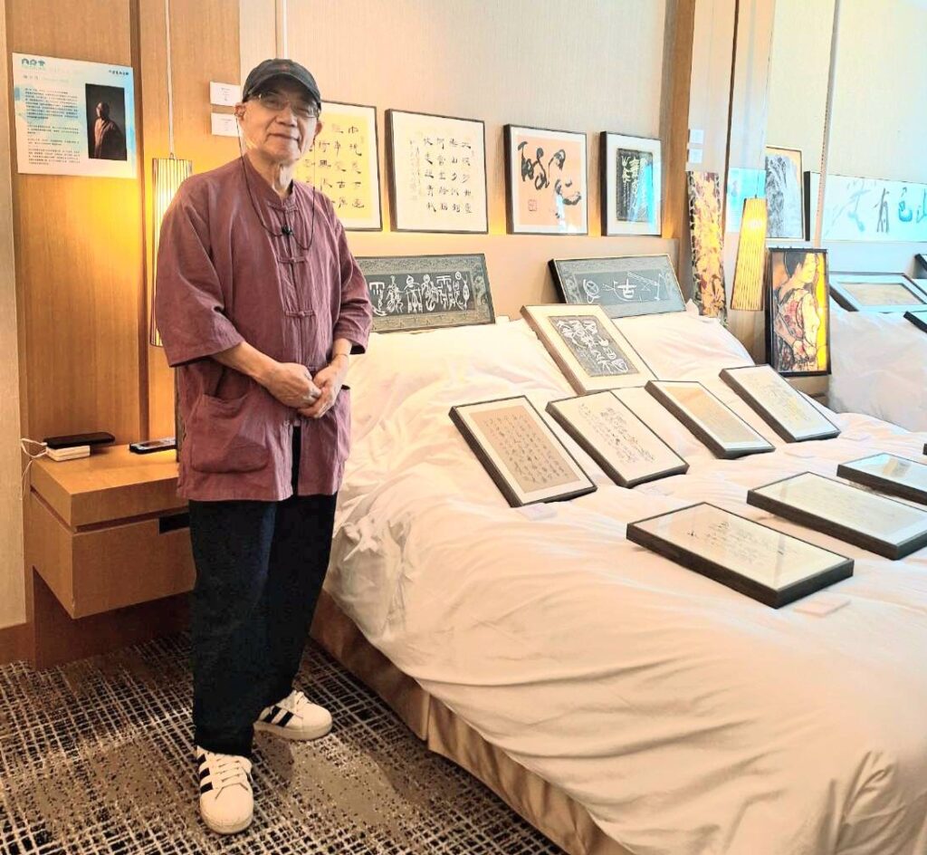 ▲知名書法大師施春茂教授,在臺中藝博會的展場與參展之書藝作品合影,展現精緻與精彩且具藝術創新的作品內涵,令人讚賞。(記者 詹佳綺/攝)
