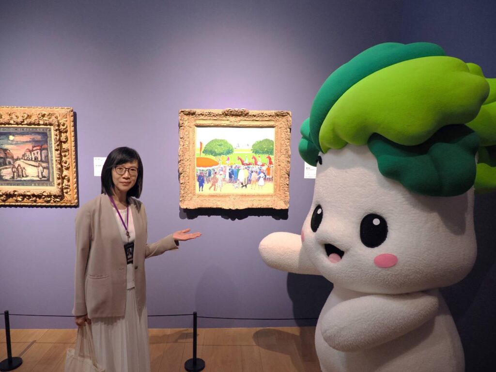 ▲故宮副院長余佩瑾與吉祥小翠在故宮合影。（圖/故宮 提供）