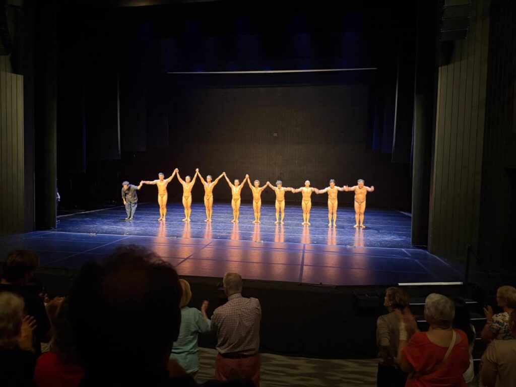 ▲布拉瑞揚舞團在美國舞蹈術 術節演出作品 《路吶》 結束後，全場起立熱烈鼓掌，圓滿的演出為整體巡迴拉開漂亮的序幕。（圖/駐美代表臺灣書院 提供）