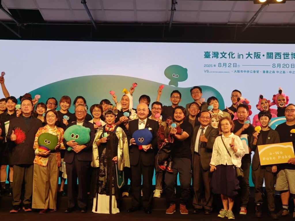 ▲策展及表演團體行前開心大合照，此行任重道遠，意義重大。（記者 辛澎祥/攝）
