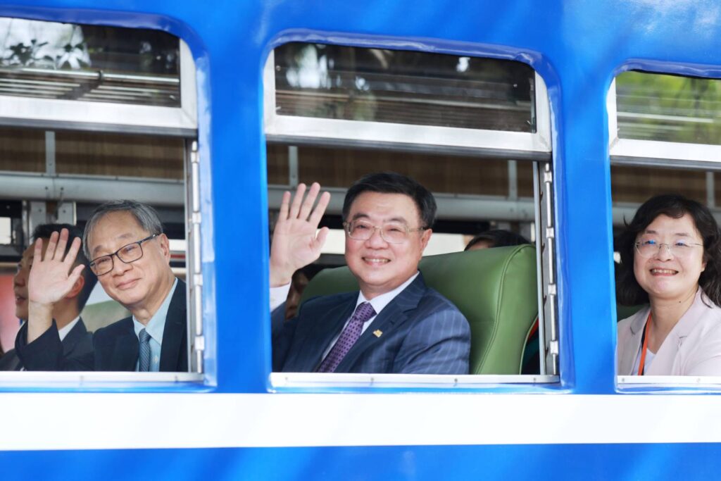 ▲文化部長李遠(左起)行政院長卓榮泰及文化部次長徐宜君在臺北機廠車廂內回憶當年。(圖/文化部 提供)