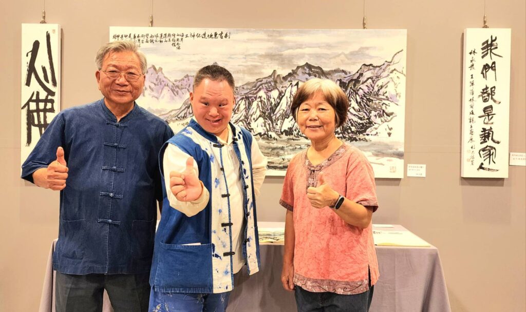▲林永發（左起）林冠廷與王萍萍，我們都是藝家人，對這次親子畫展，一家人顯得胸有成竹，開心自在。（記者 詹佳綺/攝）