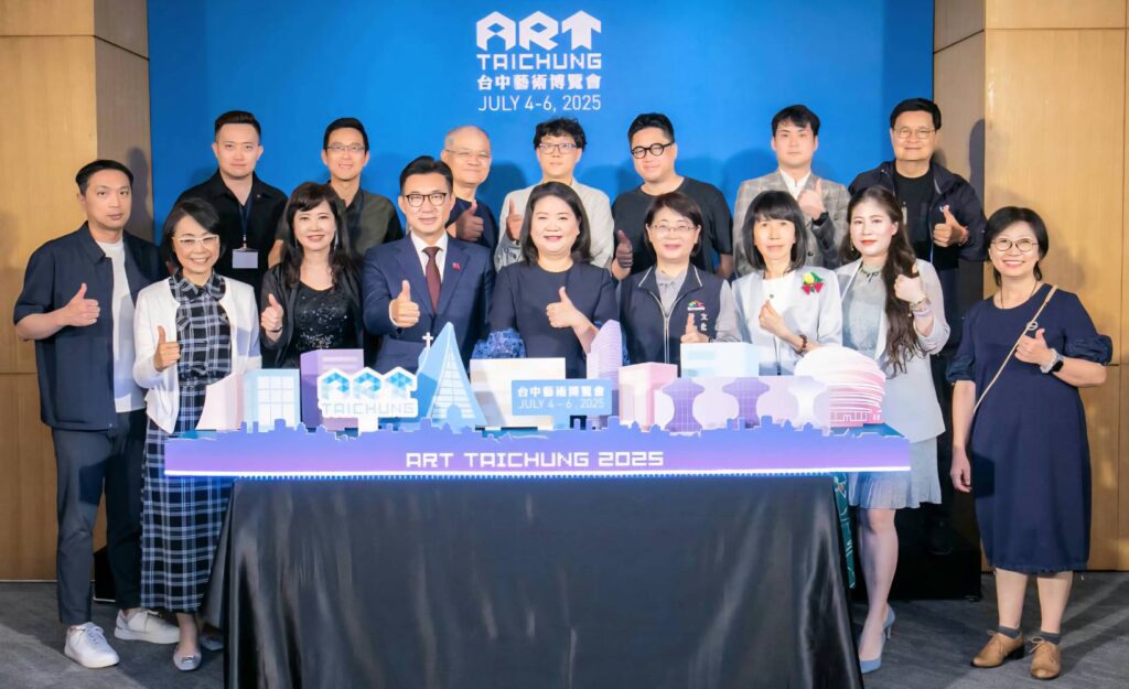 ▲2025年盛大舉辦的第13屆臺中藝博會,在中華民國畫廊協會、臺中市政府與主流畫廊業者共同支持策畫,在社會大眾的熱烈參與下呈現圓滿的結果,活動層面盛況空前。(記者 詹佳綺/攝)