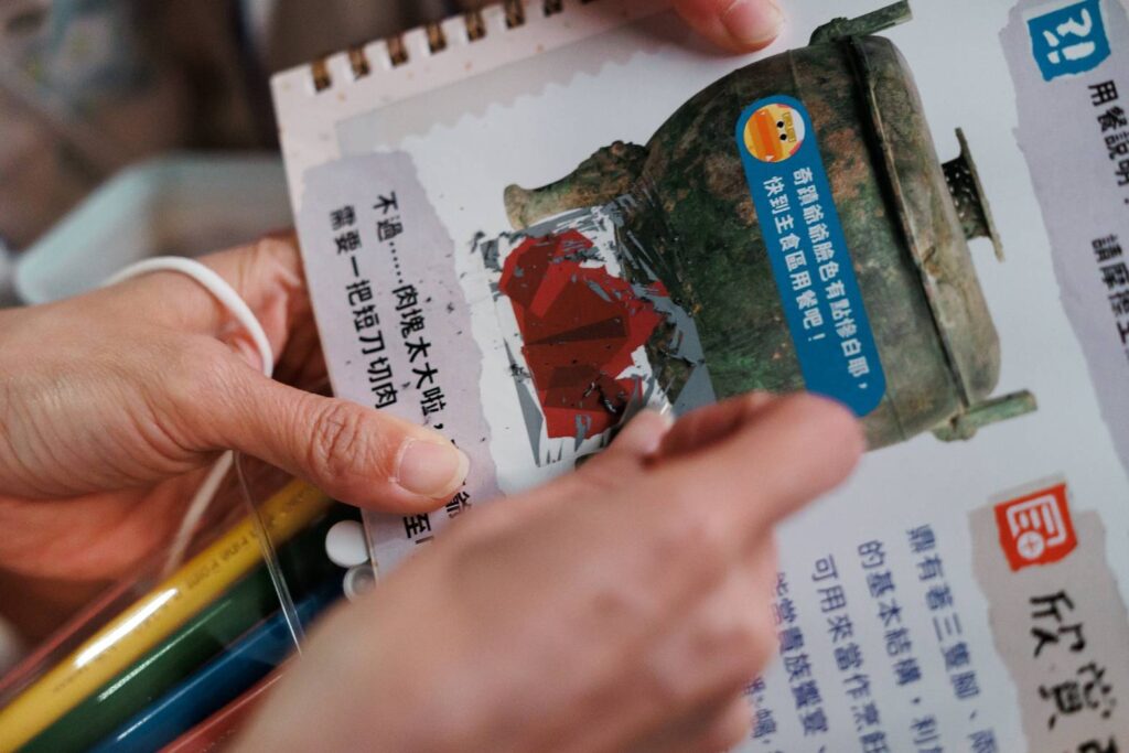 ▲參與活動的民眾藉由史博館的資料而看到活動詳細的內容。（圖/史博館 提供）