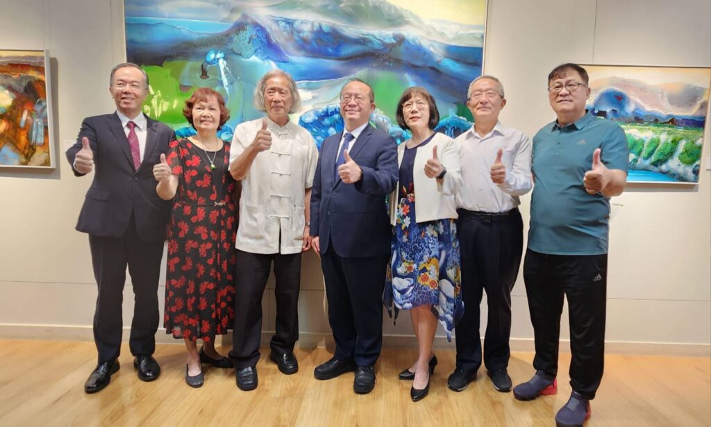 ▲詹阿水的個展開幕式，一銀高層前來向他道賀，並期許作品受到社會大眾的青睞並帶來正向的話題。（記者 詹佳綺/攝）